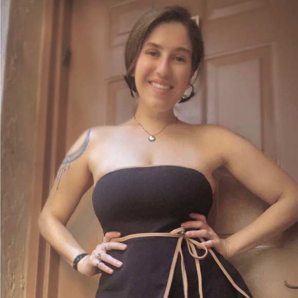 Meet your Posher, Kelly May💚 - Picture 1 of 11